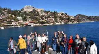 Turistlerin Kış Ortasında Kekova Keyfi