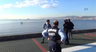 Kıyıda Ekipler, Denizde Kaçak Midye Avcıları... Polis ve Zabıta Ekiplerini Gören Avcılar Denize...