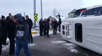 Konya-Öğrenci Servisi ile Yolcu Otobüsü Çarpıştı 18 Öğrenci Yaralı