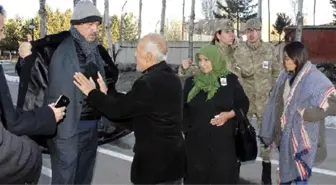 Şehit Cenazesine Katılan AK Partili Vekil, Bir Askerin Üşüyen Babasına Paltosunu Verdi