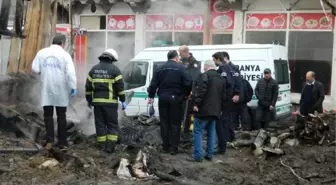 Bursa'da 2 Katlı Tarihi Ahşap Bina Yandı, Ev Sahibine Ulaşılamadı (2)