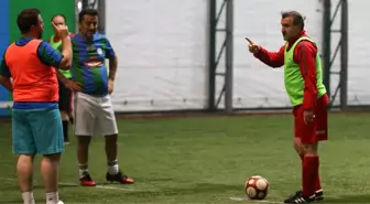 Spor Bakanı Osman Aşkın Bak, Halı Sahada Futbol Oynadı