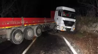 Yoldan Çıkan Tır Duvara Çarptı, Sürücü Yaralandı