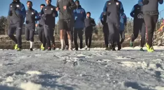 Afrikalı Futbolcular Sarıkamış'ın Soğuğuna Alışmaya Çalışıyor