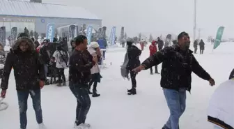 Uludağ'da Tatilciler, Dans Ederek Isındı