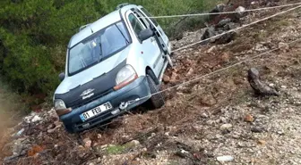 Yoldan Çıkan Araç Uçurumun Kenarında Kaldı