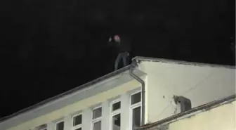 Çocuğunu Göremeyen Baba Çatıya Çıktı