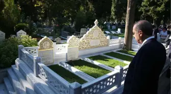 Erdoğan, Yeni Yılın İlk Gününde Anne ve Babasının Kabrini Ziyaret Etti