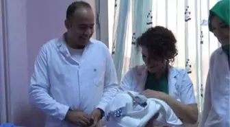 Hastane Yönetimi Hastanenin 2018'de Doğan İlk Bebeğini Ziyaret Etti