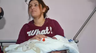 Hastane Yönetiminden Yılın İlk Bebeğine Altın