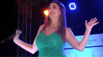 Nadide Sultan, 'Bunu İlk Kez Söylüyorum' Deyip Sahnede Hamile Olduğunu Duyurdu