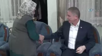 Vali Gül, Yeni Yıla Otobüste Giren Yolculara Tatlı İkram Etti