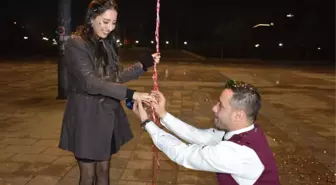Yeni Yıla Evlilik Teklifi ile Girdiler