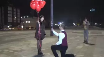 Yeni Yıla Evlilik Teklifi ile Girdiler