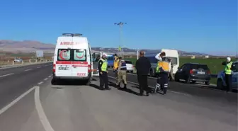Ambulans ile Otomobil Çarpıştı: 2 Yaralı