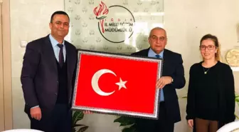 Müdür Aydoğdu'ya Türk Bayrağı Hediye Edildi