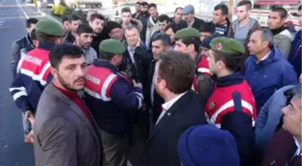 Refüj İstemeyen Mahalleli, Yolu Trafiğe Kapattı