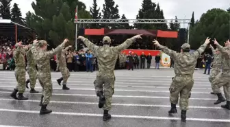 Acemi Askerlerden Kışlada Harmandalı Performansı