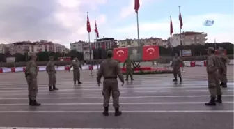 Acemi Askerlerden Kışlada Harmandalı Performansı