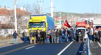 Mahalleli Bariyere Karşı Bu Kez Etten Duvar Ördü