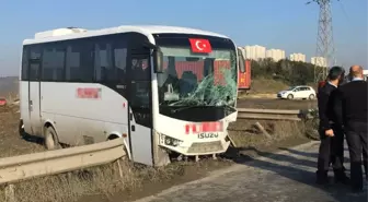 Midibüs ile Otomobil Çarpıştı: 1 Ölü, 4 Yaralı