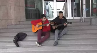 Okul Harçlığını, Dondurucu Soğukta Gitar Çalarak Çıkartıyor