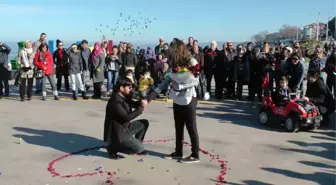 İlginç Evlenme Teklifi, Vatandaştan Alkış Topladı