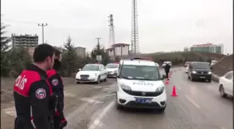 Polis Aracına Otomobil Çarptı: 2 Yaralı