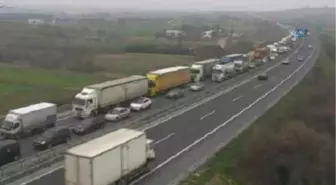 Tem'de Kaza...istanbul İstikameti Celaliye Mevkiinde Kamyon Devrildi