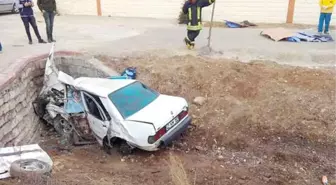 Kamyonetten Düşen Eşyadan Kaçan Sürücü Otomobille Menfeze Çarptı: 3 Ölü, 1 Yaralı