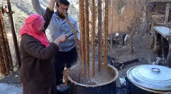 Sason'da Tonlarca Cevizli Sucuk Üretiliyor