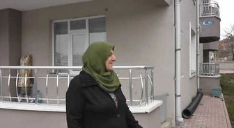 Yavruyken Balkonuna Düşen Kargaya Çocuğu Gibi Bakıyor