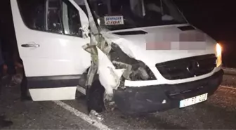 Yolcu Minibüsü ile Traktör Çarpıştı: 1 Ölü, 2 Yaralı