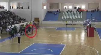 Voleybol Maçında Taraftar Bıçakla Sahaya Girdi