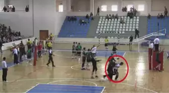 Voleybol Maçında Taraftar Bıçakla Sahaya Girdi