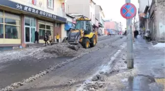 Ardahan Belediyesi Ekipleri Kar ve Buz Temizliğini Sürdürüyor