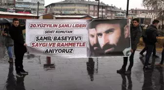 Basayev'i Yağmur Altında Anıldı