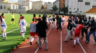 Kadın Futbolcular Kavga Etti, Maç Tatil Edildi