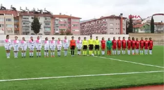 Kadın Futbolcular Kavga Etti, Maç Tatil Edildi