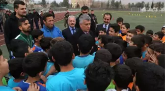 Kaymakam Arıcan Öğrencilere Hediye Verdi