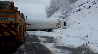 Lpg Yüklü Tanker, Karlı Yolda Devrildi