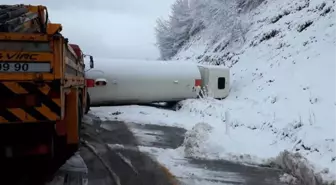 Lpg Yüklü Tanker Karlı Yolda Devrildi