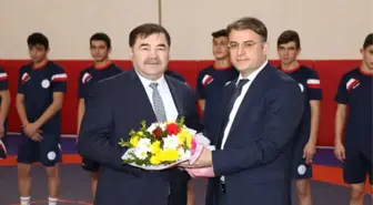 Güreş Federasyonu Başkanı Musa Aydın, Gençlere Malzeme Dağıttı