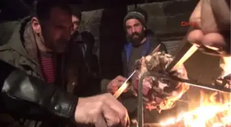 Kars Cağ Kebap Yiyip, Cirit Oynuyorlar