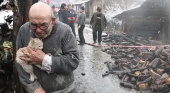 Yaşlı Adam Kedisine Sarılıp Yanan Evini İzledi