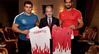 Milli Güreşçilerden Mustafa Tuna'ya Ziyaret