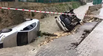 Aşırı Yağmur Nedeniyle Yol Çöktü, Araçlar Dereye Düştü