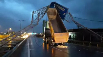 Damperi Açılan Tır Trafik Levhalarını Devirdi