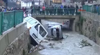 Hatay Yol Çöktü Araçlar Dereye Yuvarlandı