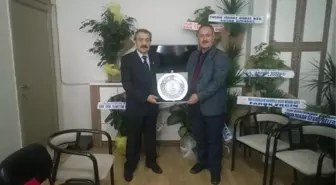 Başkan Karaduman'a Plaket